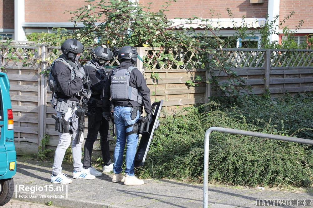 荷兰“逮捕队”赶赴枪击事件现场 特警AR步枪居然安装60发弹鼓