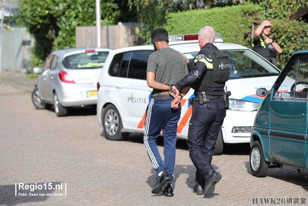 荷兰“逮捕队”赶赴枪击事件现场 特警AR步枪居然安装60发弹鼓