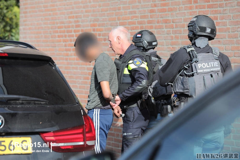 荷兰“逮捕队”赶赴枪击事件现场 特警AR步枪居然安装60发弹鼓