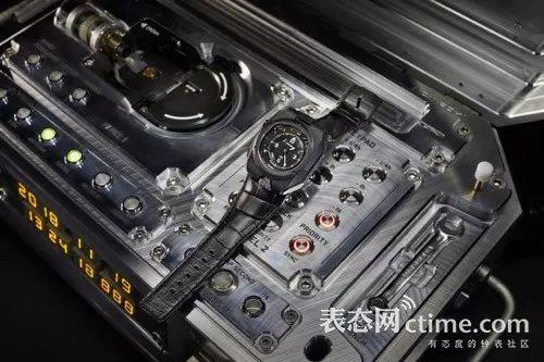 给机械表“充电续航”不是梦？一个机械表的座充竟然还有数据同步功能？
