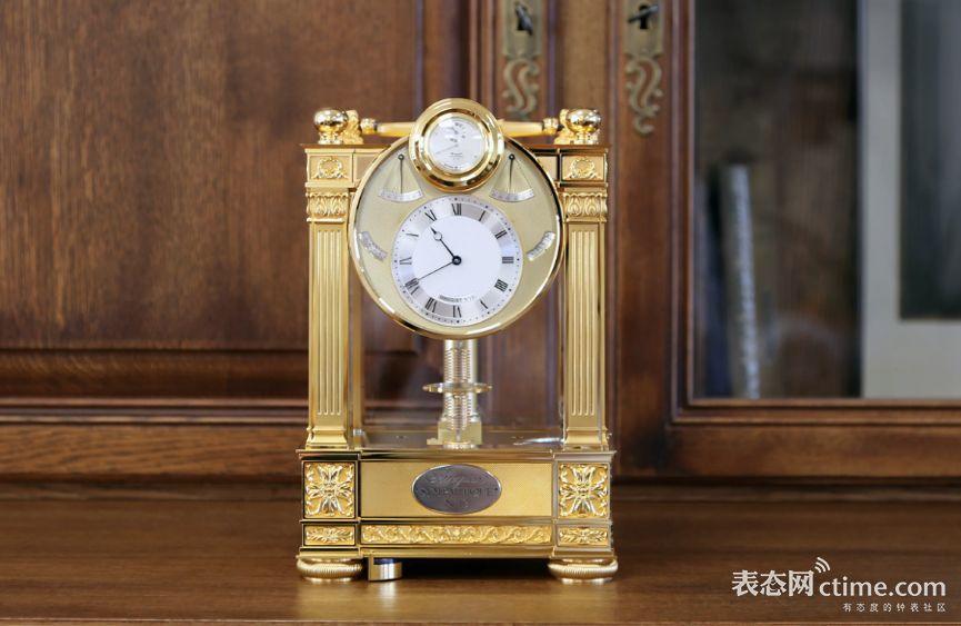 给机械表“充电续航”不是梦？一个机械表的座充竟然还有数据同步功能？