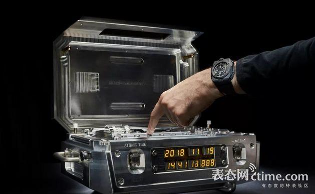 给机械表“充电续航”不是梦？一个机械表的座充竟然还有数据同步功能？