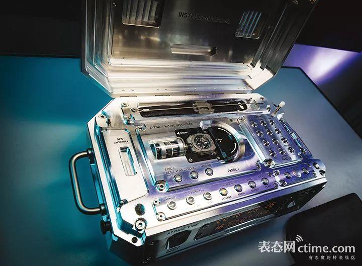 给机械表“充电续航”不是梦？一个机械表的座充竟然还有数据同步功能？