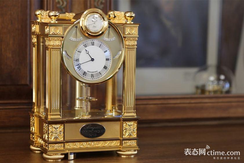 给机械表“充电续航”不是梦？一个机械表的座充竟然还有数据同步功能？