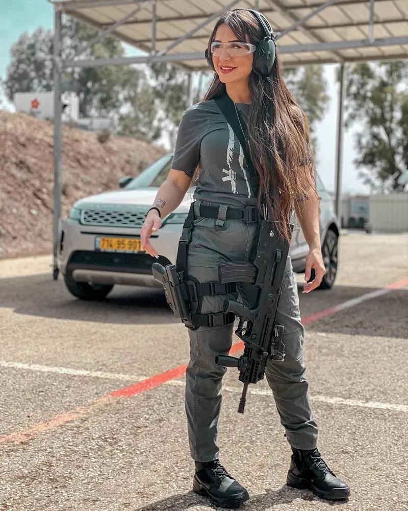 【周末MM例图】以色列女兵奥林·茱莉：性感模特最爱舞刀弄枪