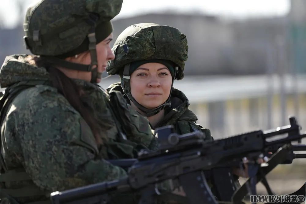 【图集】俄军特种部队女兵试用AK-12步枪 反映射击精度较高 更便于操作