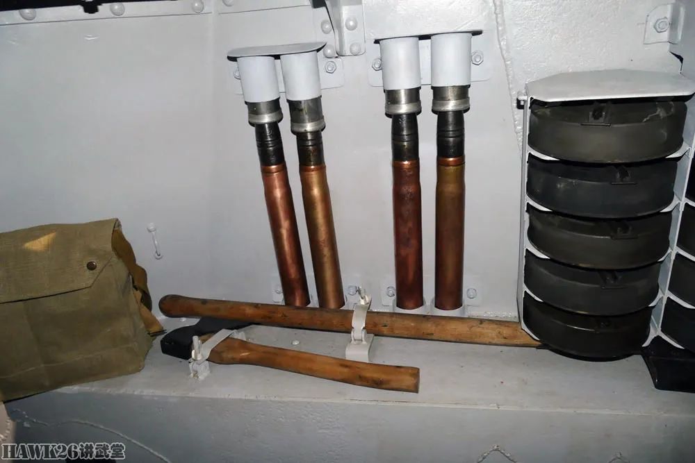 钻进BA-6重型轮式装甲车 配备T-26坦克炮塔 已恢复到服役状态