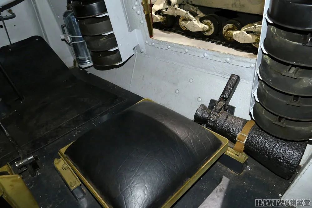 钻进BA-6重型轮式装甲车 配备T-26坦克炮塔 已恢复到服役状态