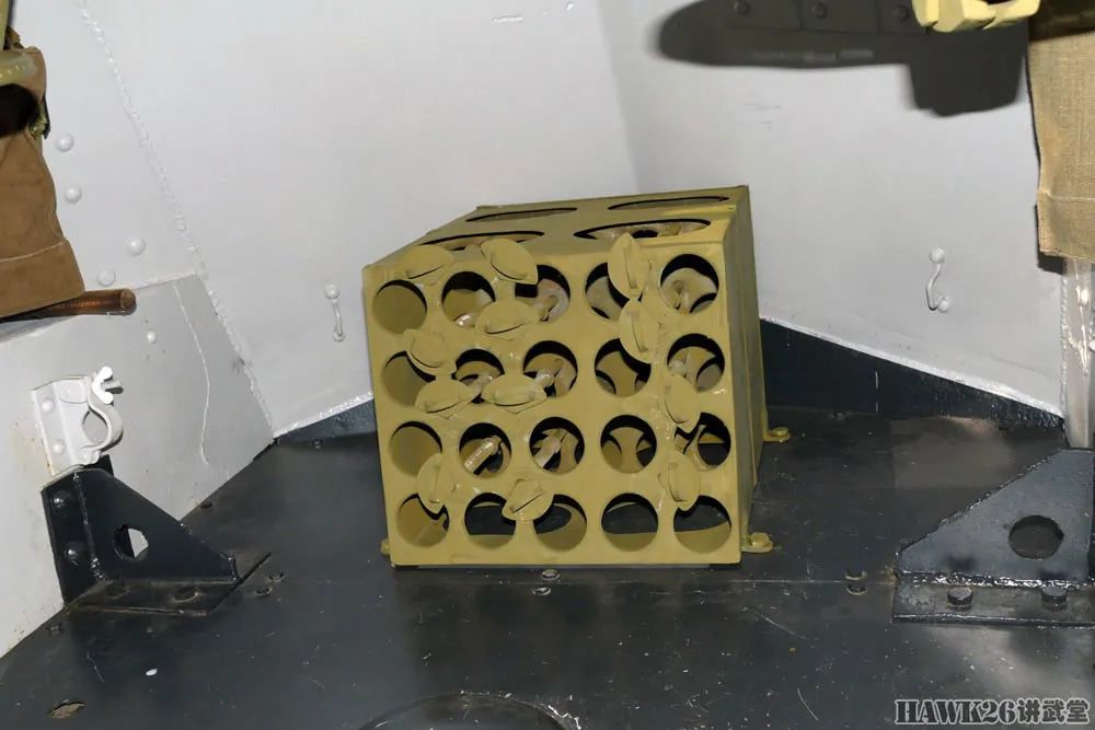 钻进BA-6重型轮式装甲车 配备T-26坦克炮塔 已恢复到服役状态