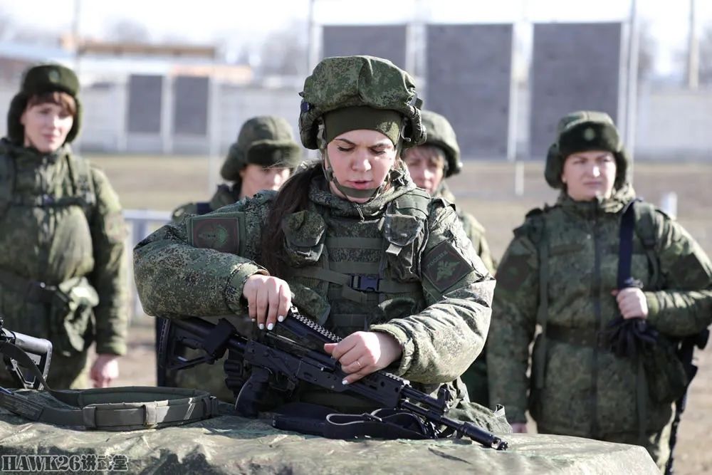 【图集】俄军特种部队女兵试用AK-12步枪 反映射击精度较高 更便于操作