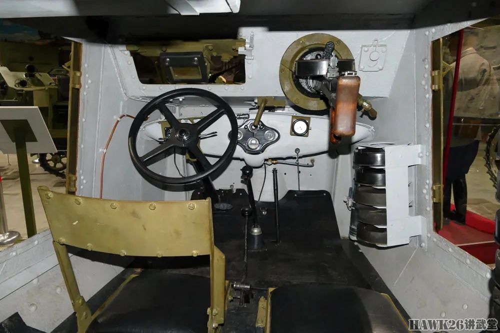 钻进BA-6重型轮式装甲车 配备T-26坦克炮塔 已恢复到服役状态