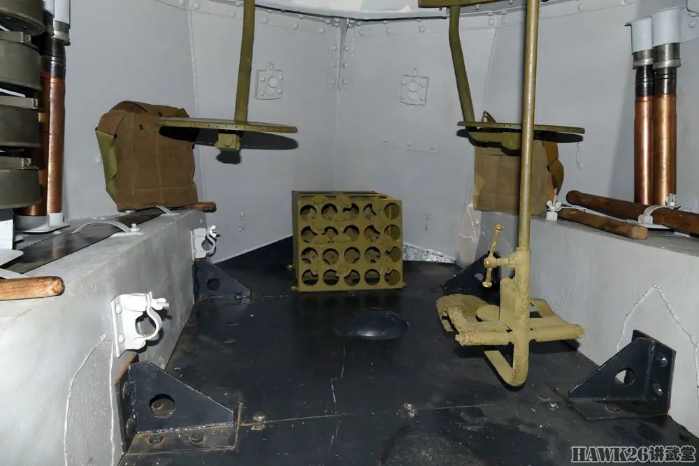 钻进BA-6重型轮式装甲车 配备T-26坦克炮塔 已恢复到服役状态