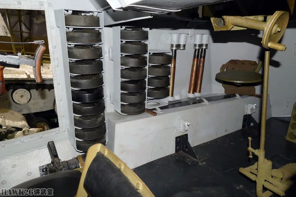 钻进BA-6重型轮式装甲车 配备T-26坦克炮塔 已恢复到服役状态 钻进BA-6重型轮式装甲车 配备T-26坦克炮塔 已恢复到服役状态