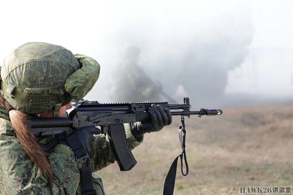 【图集】俄军特种部队女兵试用AK-12步枪 反映射击精度较高 更便于操作
