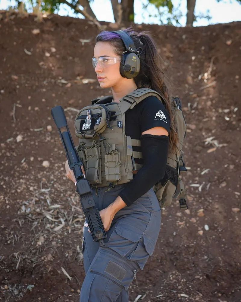 【周末MM例图】以色列女兵奥林·茱莉：性感模特最爱舞刀弄枪