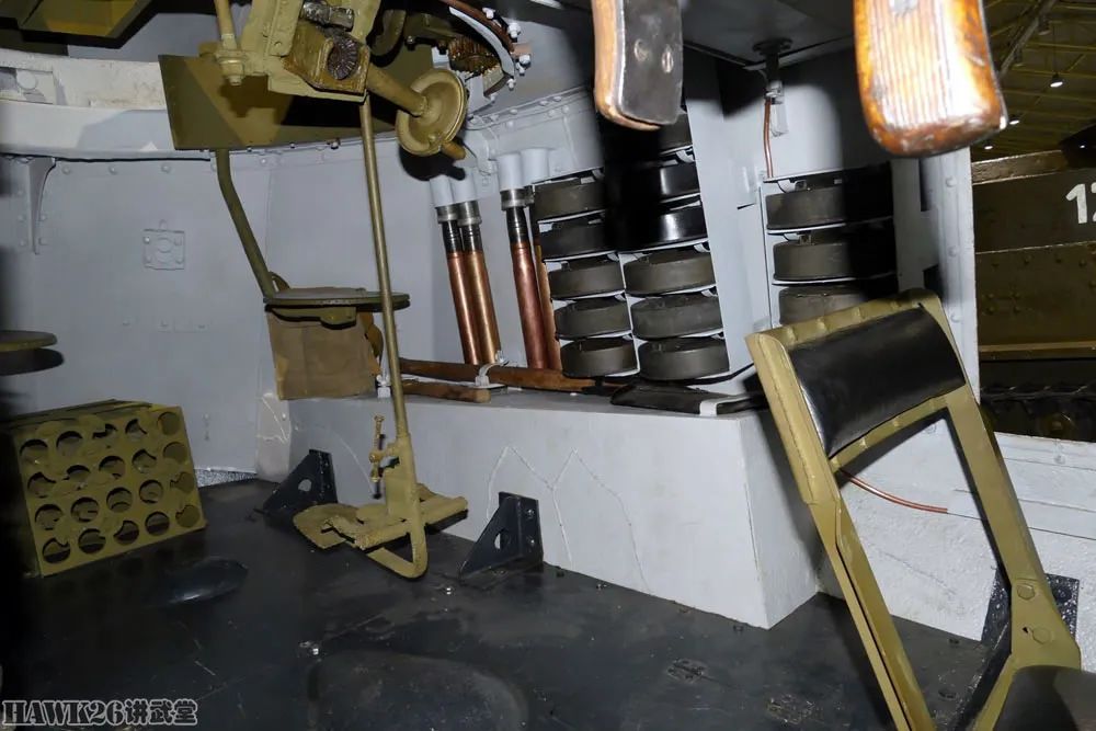 钻进BA-6重型轮式装甲车 配备T-26坦克炮塔 已恢复到服役状态