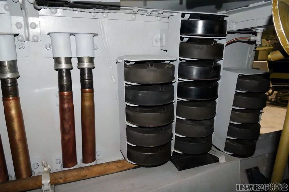 钻进BA-6重型轮式装甲车 配备T-26坦克炮塔 已恢复到服役状态