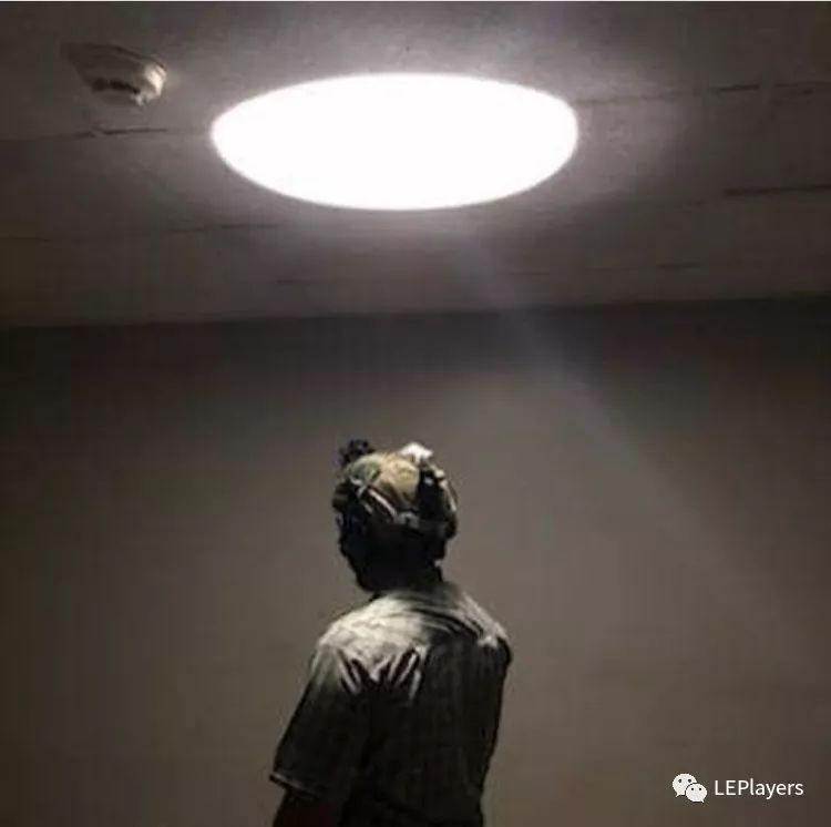 军事知识| 头顶圣光——论盔灯为何指天及UTM头盔灯座 军事知识| 头顶圣光——论盔灯为何指天及UTM头盔灯座