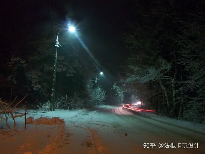 为什么不同城市的灯光有的偏白，有的偏黄？这背后的原因其实很简单