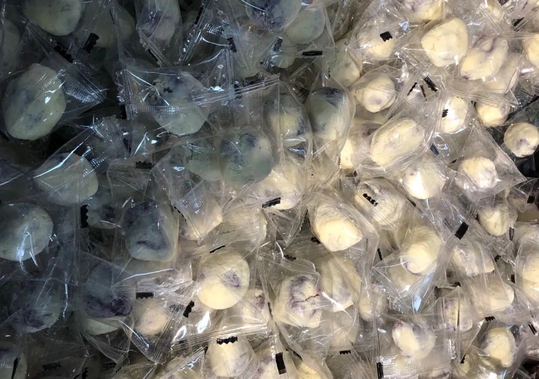 网红小零食「奶枣」是怎么流水线去核、塞巴旦木、裹糖生产的？ | 有趣的制造