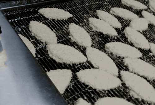 为什么鸡块裹面糊时,明明只淋了表面,底面也能被裹好? | 有趣的制造 为什么鸡块裹面糊时,明明只淋了表面,底面也能被裹好? | 有趣的制造
